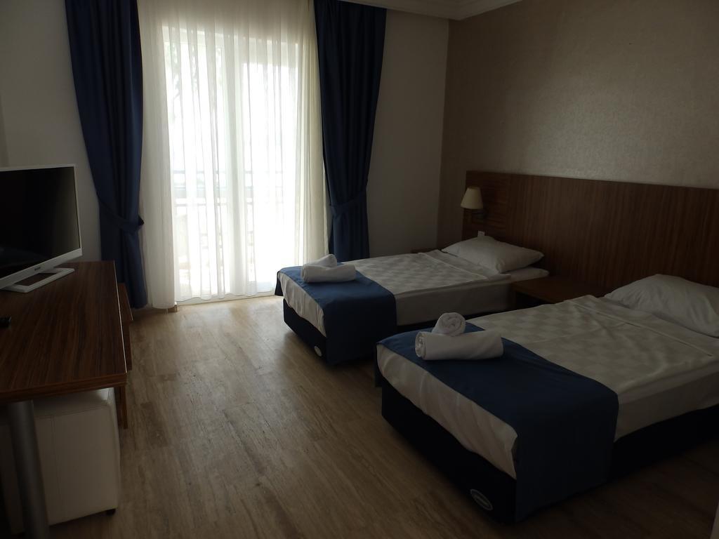 Club Blue White All Inclusive Тургутрейс Стая снимка
