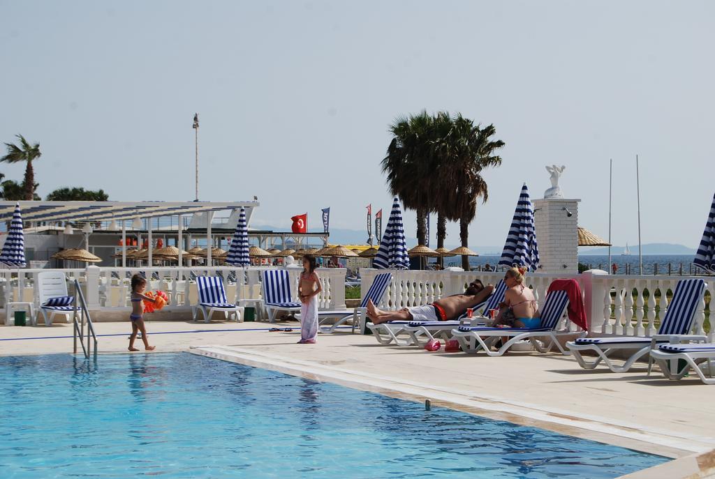 Club Blue White All Inclusive Тургутрейс Екстериор снимка