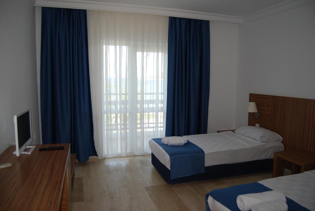 Club Blue White All Inclusive Тургутрейс Стая снимка