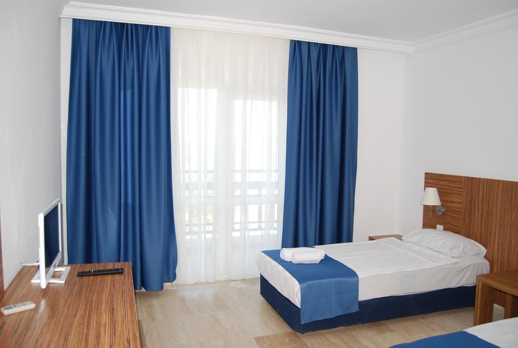 Club Blue White All Inclusive Тургутрейс Стая снимка
