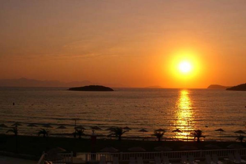 Club Blue White All Inclusive Тургутрейс Екстериор снимка