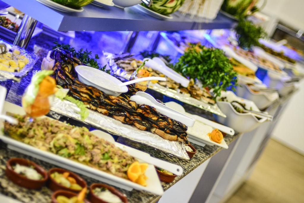 Club Blue White All Inclusive Тургутрейс Екстериор снимка