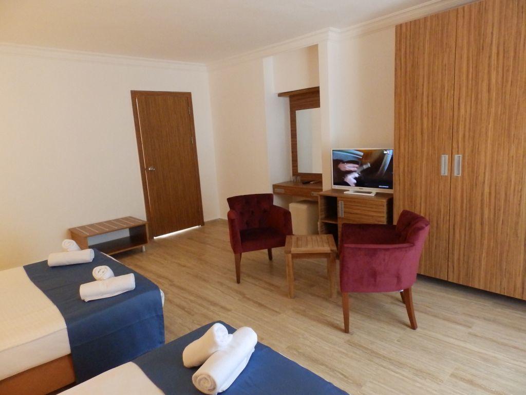 Club Blue White All Inclusive Тургутрейс Екстериор снимка